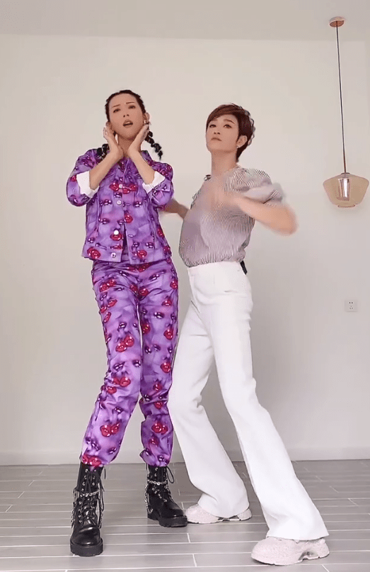 蔡少芬|闺蜜斗舞陈法蓉输了，条纹衣塞裤腰显腿长，比蔡少芬矮5cm是硬伤