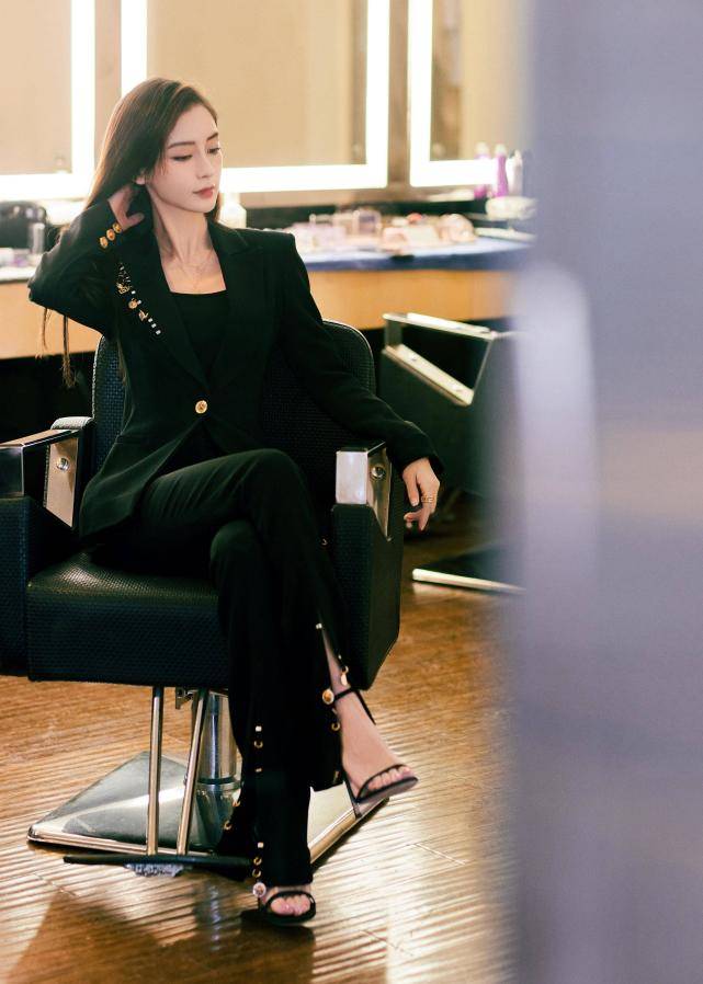 黑色|杨颖初秋毛衣穿搭示范，白色蕾丝内衣搭配流苏毛衣，女人味十足