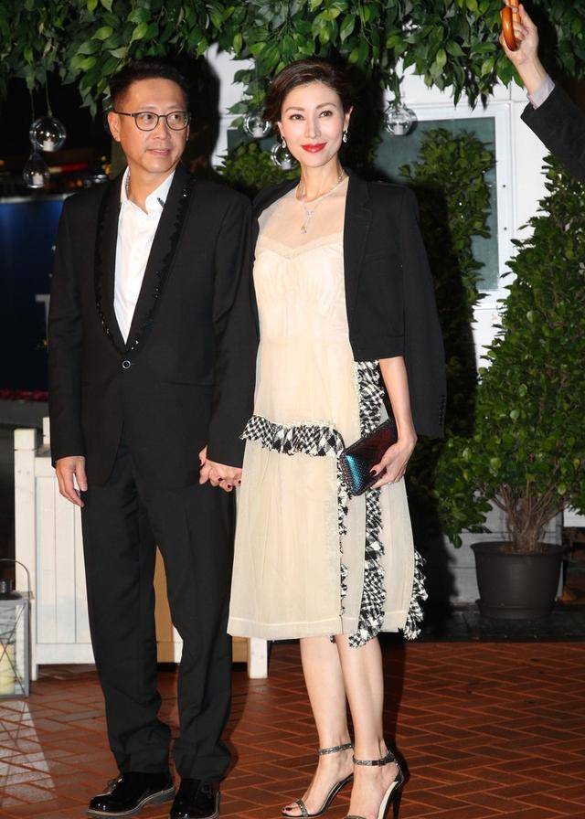 黑色|李嘉欣老了也惊艳，一袭黑色连衣裙端庄优雅，原装五官美得很大气