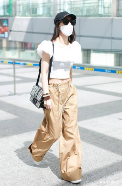 一身|黄圣依穿露脐装现身机场，搭配阔腿长裤，妥妥有一种“女团范”