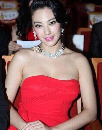 视觉|微胖又怎样，张雨绮穿红色抹胸裙亮相，依旧穿出不一样的魅力