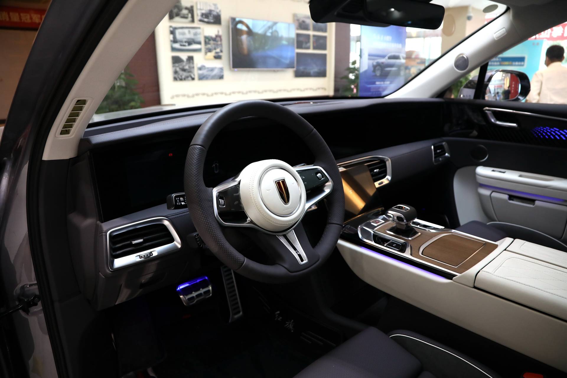 内饰方面,e-hs9采用了比较简洁的设计语言,配备有三幅式多功能方向盘