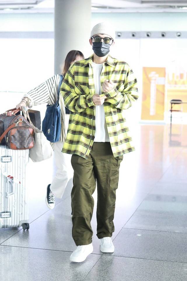 工装裤|欧豪真够潮，格子衬衫+工装裤时髦感十足，配毛线帽有点看不懂？