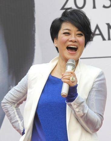 毛阿敏也太低调了,印花衬衫配黑色短裤随性舒适,真没"明星样"