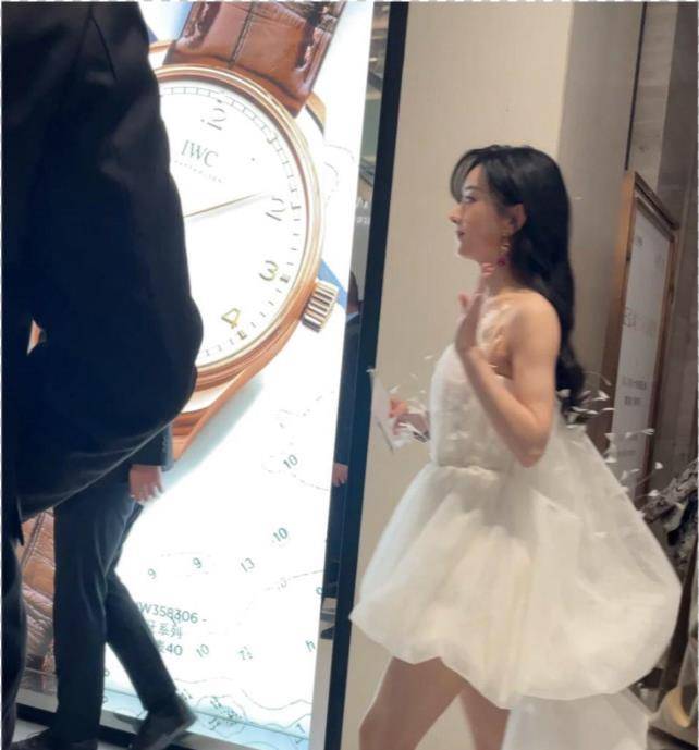 高定|赵丽颖空降郑州太火爆！穿高定礼服美成迪士尼公主，生图比模特惊艳