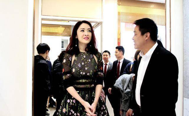 整体|向华强的侄女气质真好，穿一身碎花裙美艳动人，完全不像奔五的人