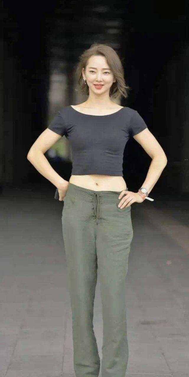 花色|黑色露脐上衣加黑色显瘦打底裤,活泼青春的搭配,看起来很有范儿