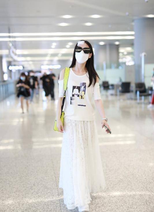 仙女|阔腿裤再时髦，也抵不过一条“白色半身裙”，初秋这样穿美翻了