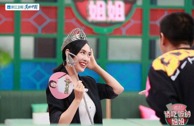 身材|朱茵越老越有味道，穿紧身针织衫秀身材，配挂链西装还挺新潮的