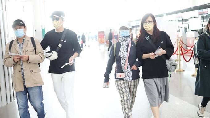 网友|都是演戏？陈松伶和婆婆现身机场，穿着休闲并肩前行举止亲密