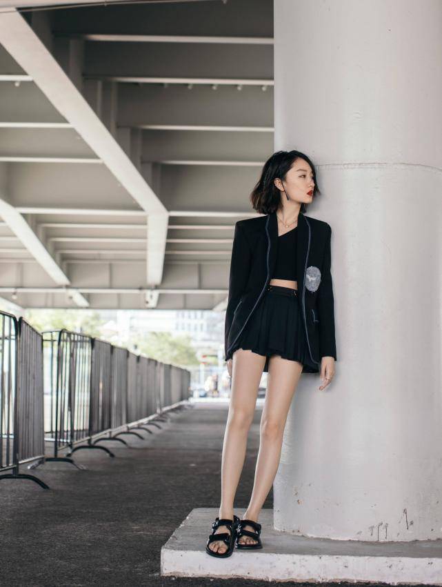 周冬雨|周冬雨才是小个子穿搭模范,斜肩小背心配百褶裙,双腿修长性感