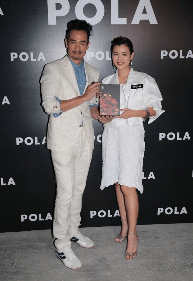 色彩|陈豪和妻子的10岁年龄差挺真实，但同框恩爱甜蜜，穿搭优雅又高级