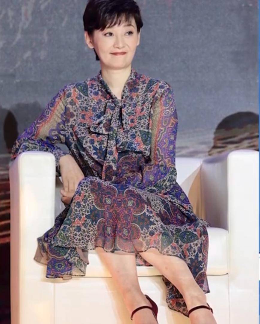 整体|徐帆老了也赶时髦，这么花的裙子也敢穿出门，配短发气质还挺不错