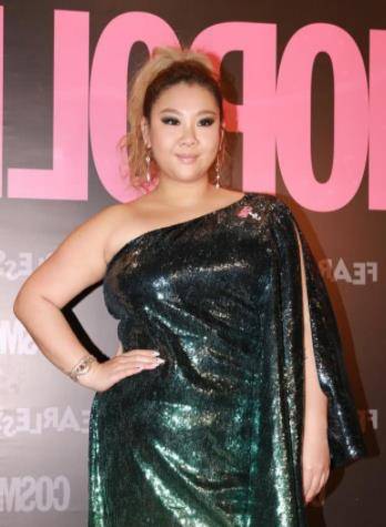 姐妹|郑欣宜太会穿搭了,穿渐变色斜肩长裙显瘦,直接搭配出小细腰