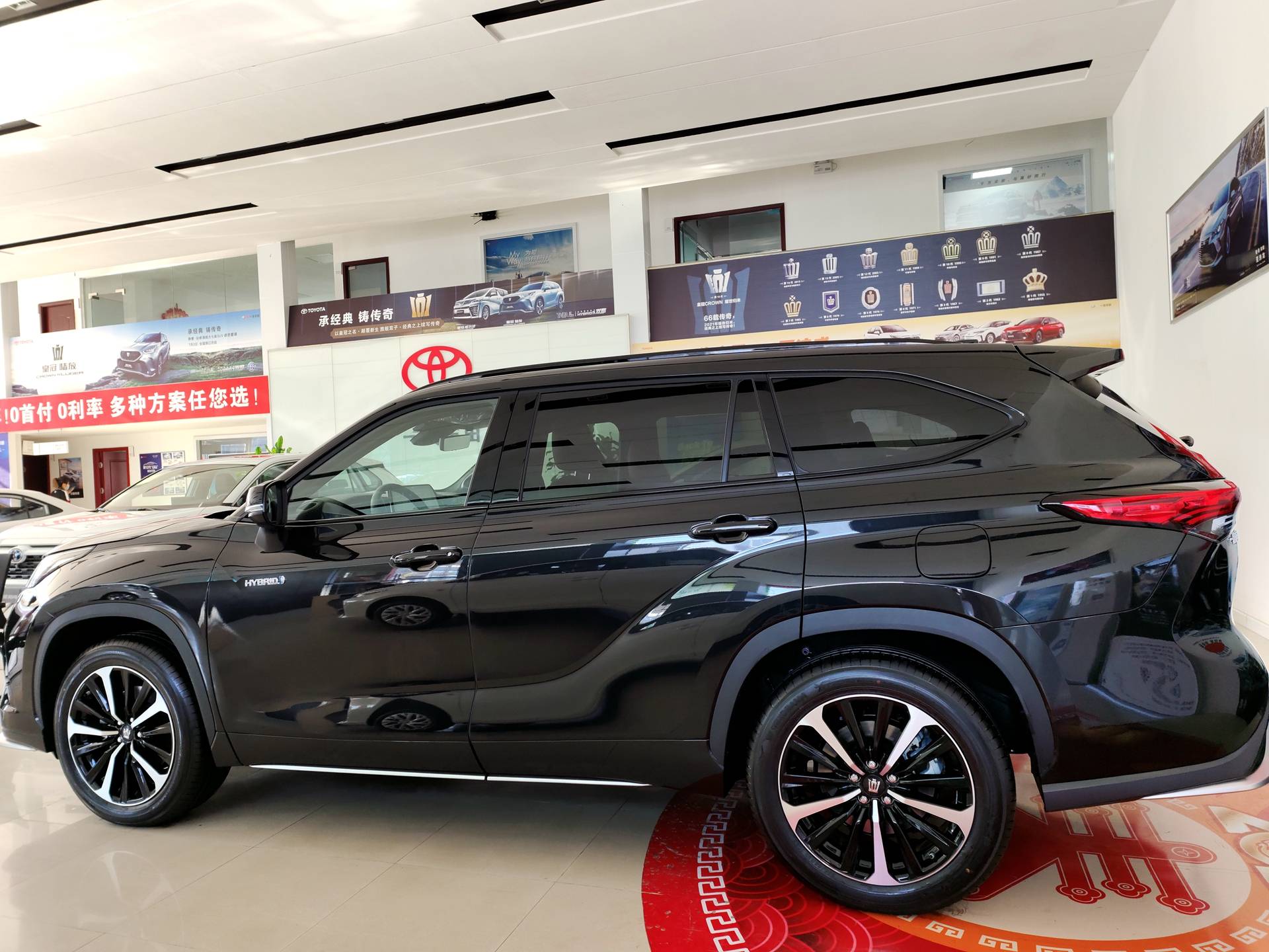 汉兰达姊妹车到店实拍一汽丰田皇冠陆放气势感更强