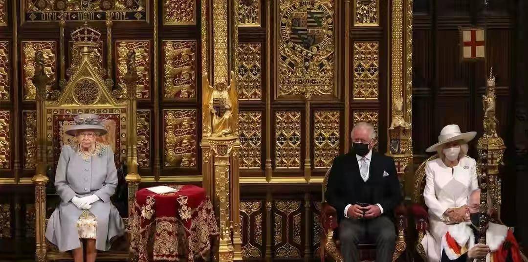黑色|亲王去世一个月英女王身材暴瘦！罕亮相面容憔悴，满眼悲伤惹人怜