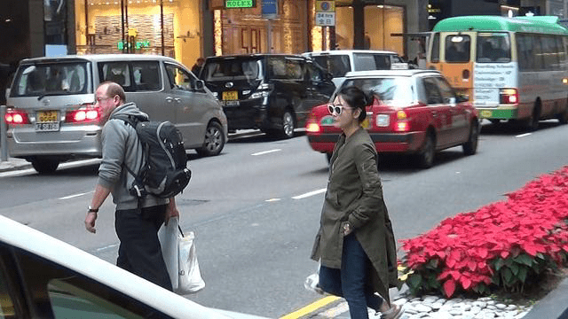 大婶|在街头拍到邱淑贞，肚腩横生是大婶身材，就别营销不老气质好了！