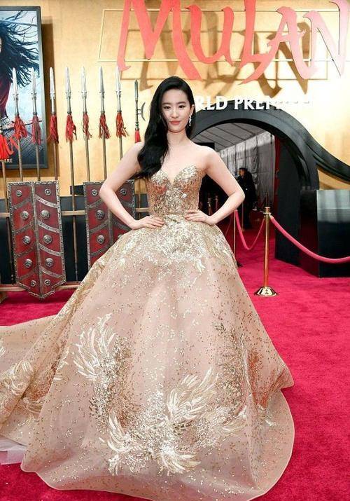 因为|刘亦菲虽然身材“肉肉”的，但气质太好了，穿抹胸裙依旧高贵