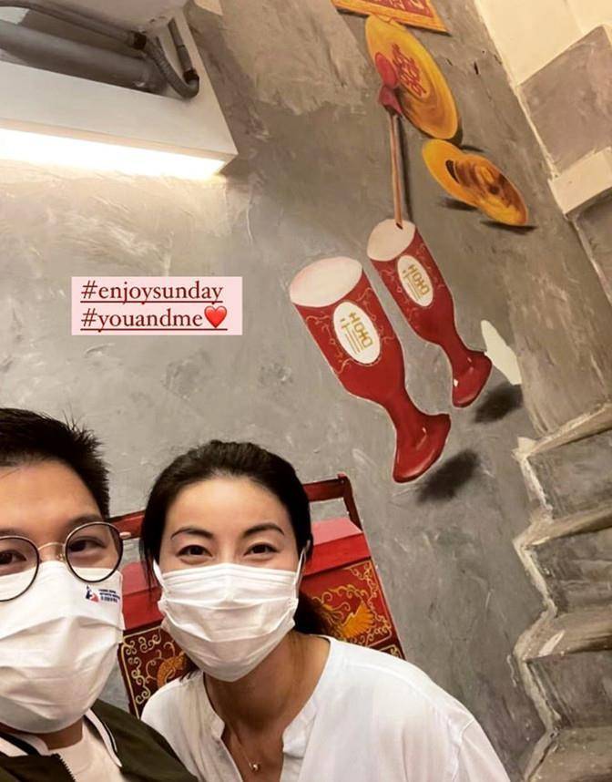 魅力|郭晶晶携夫打卡艺术馆，穿衬衫披丝巾差点认不出，突破很大更女人