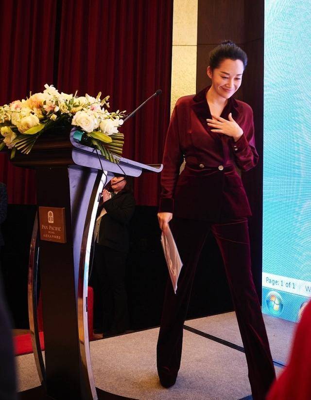 一身|在饭局上的许晴依旧挺优雅的,穿一身高级真丝套装,更有女人味了