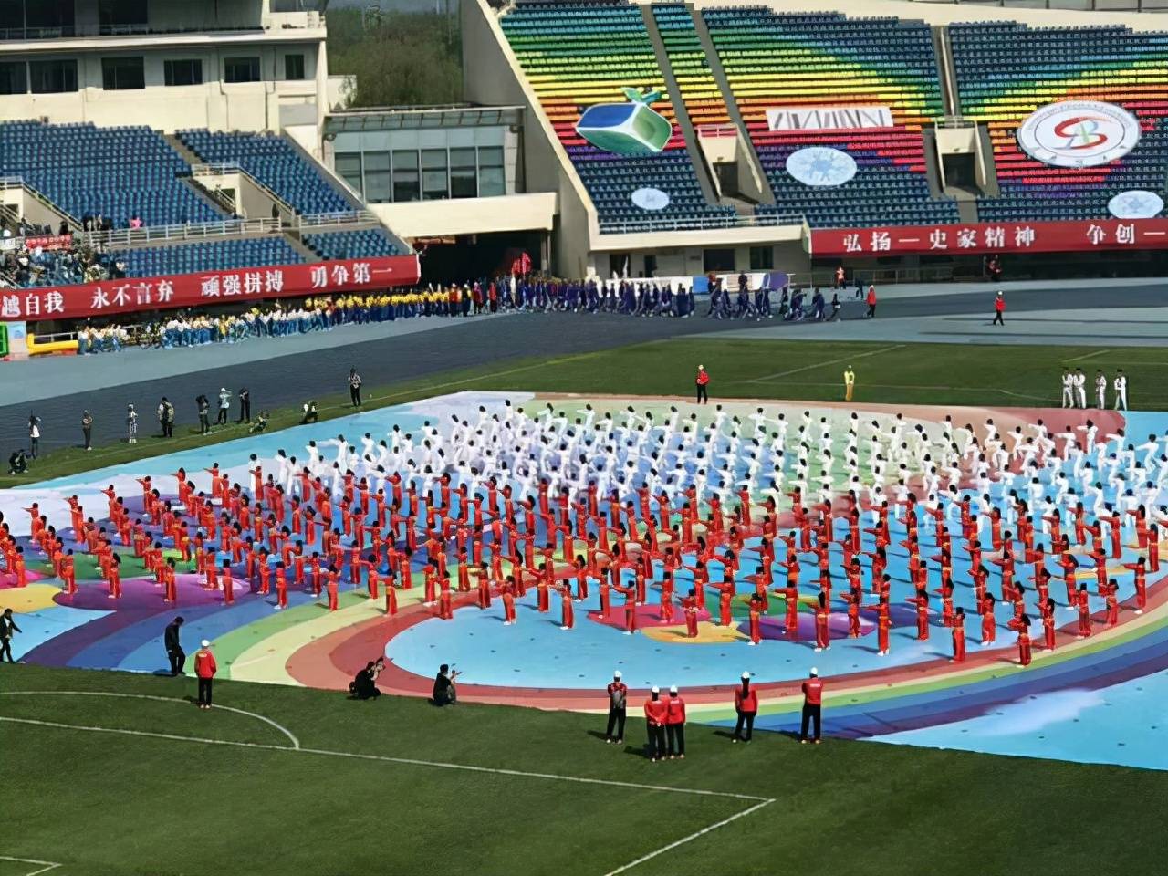 运动服|你听说过史家小学吗？一场运动会让年轻家长放弃鸡娃：没必要