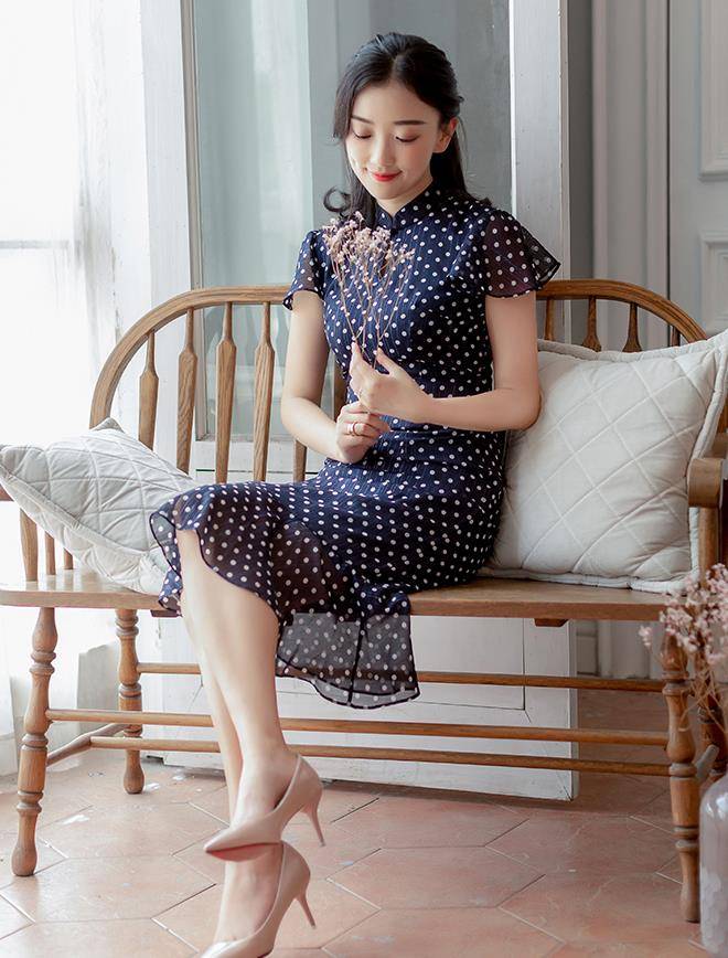 身材|连衣裙烂大街，初秋穿一袭复古旗袍，既显身材又显知性女人味！