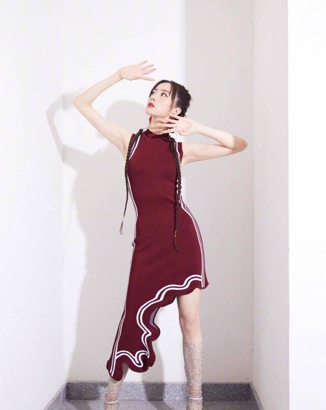 身材|胡冰卿的侧脸轮廓线条真美,白色无袖连衣裙配马丁靴,腿长1米8