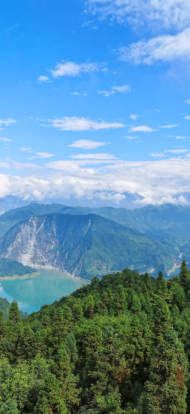 云华山都江堰的360度观景台