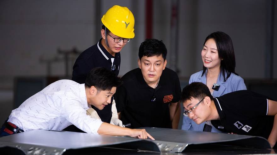 田亮|爆款综艺?超大盲盒?田亮李锐“开箱”岚图世界级4.0数字工厂