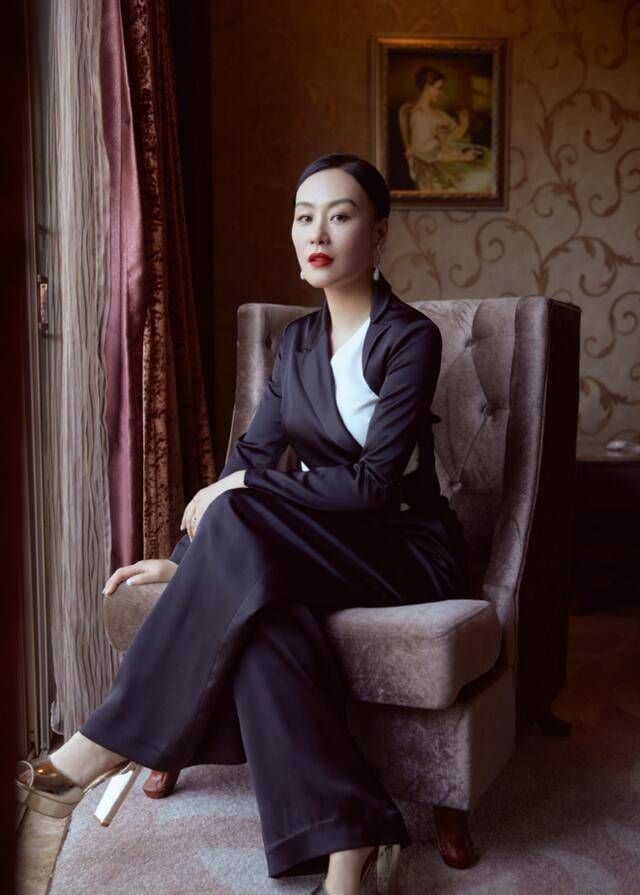 贵妇|邬君梅真有贵妇气质，虽然年龄比较大了，但身材瘦打扮仍有魅力