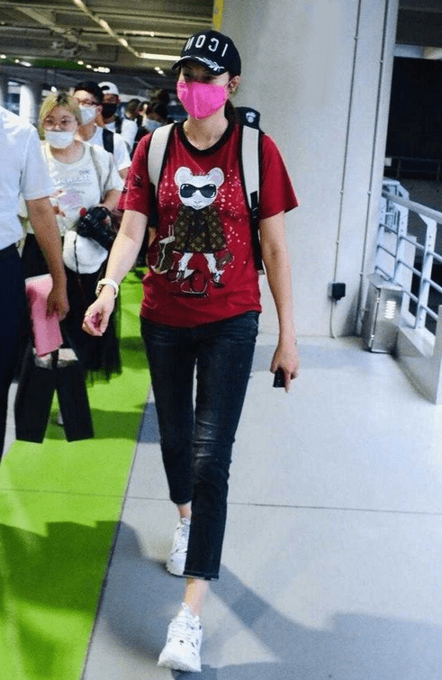 感觉|谢杏芳与林丹合体亮相，穿花T恤配牛仔裤，随便穿穿也有超模气场