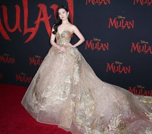 因为|刘亦菲虽然身材“肉肉”的，但气质太好了，穿抹胸裙依旧高贵