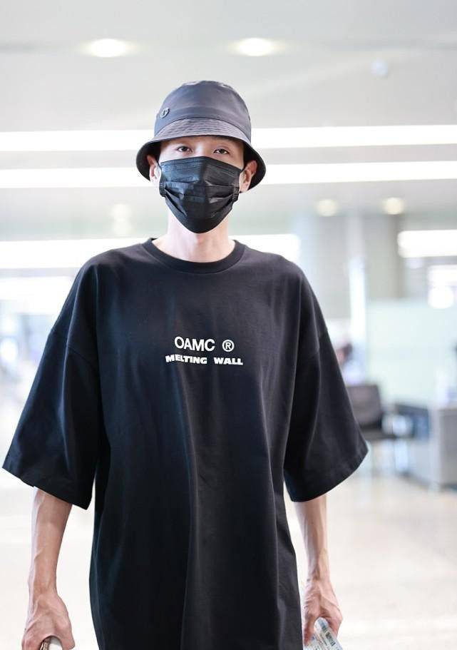 黑色|张若昀真是瘦了不少，穿宽松T恤配窄腿裤，虽然挺潇洒但有点憔悴