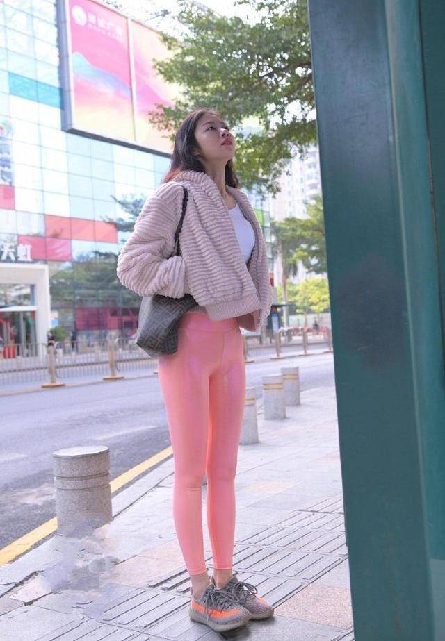 上装|最近火了一种穿法，叫“羽绒服+瑜伽裤”，时髦减龄，适合40+女人