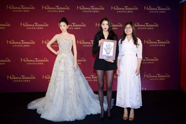 蓝色|徐璐和关晓彤礼服撞衫，花瓣抹胸水蓝色长裙，一个精致一个甜美