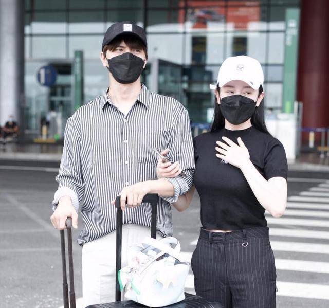 黑色|张檬的牛奶肌太白了,穿一身黑色修身款,身材真的很惹眼