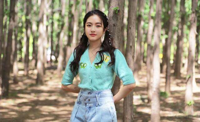 兰迪|李兰迪甜美穿搭来袭，波点上衣配短裤复古又元气，太好看了