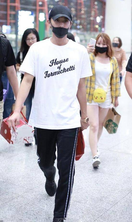 黑色|黄子韬的初秋穿搭，白T搭配运动裤简约不简单，大长腿成搭配焦点