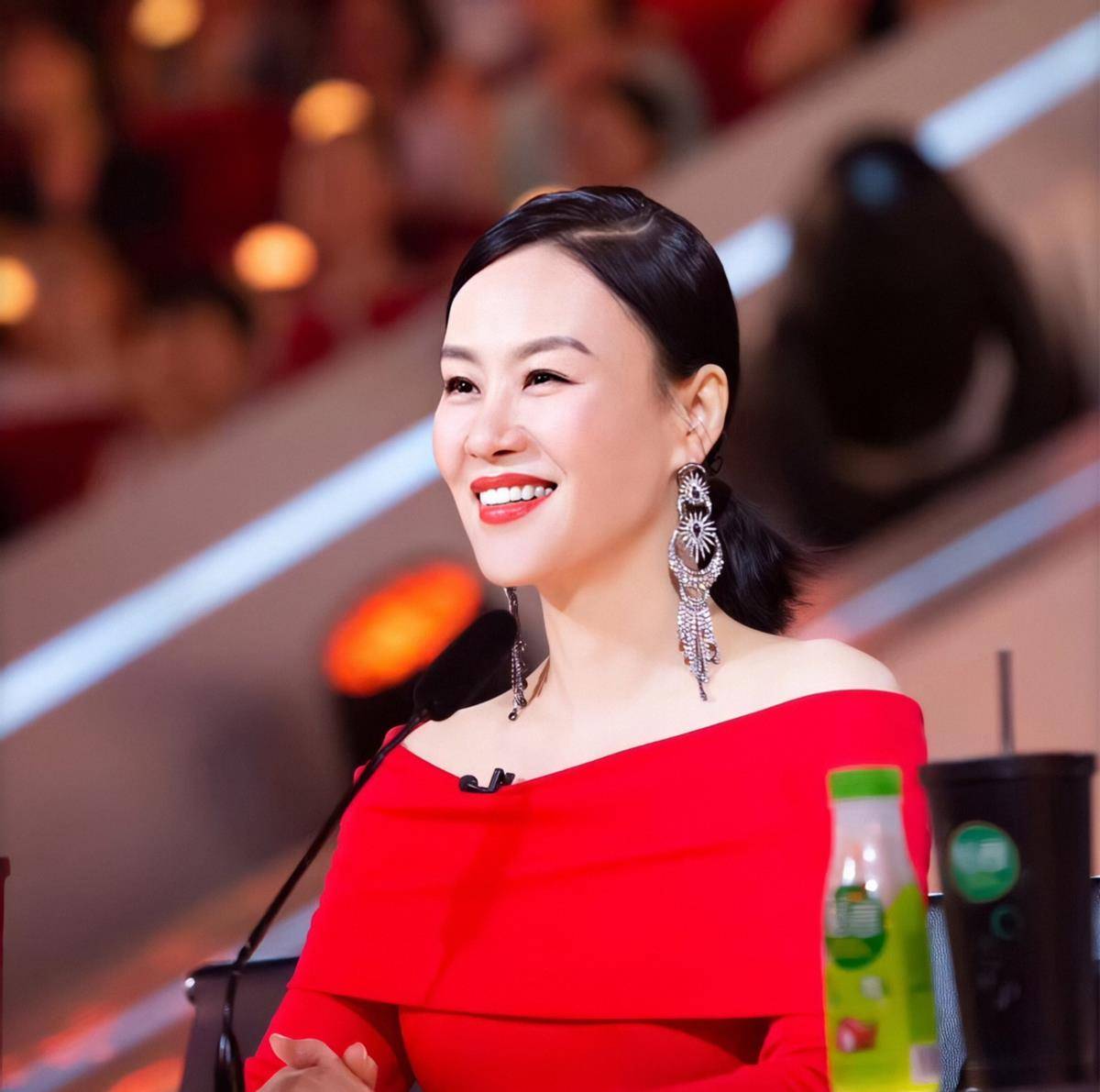 贵妇|邬君梅真有贵妇气质，虽然年龄比较大了，但身材瘦打扮仍有魅力