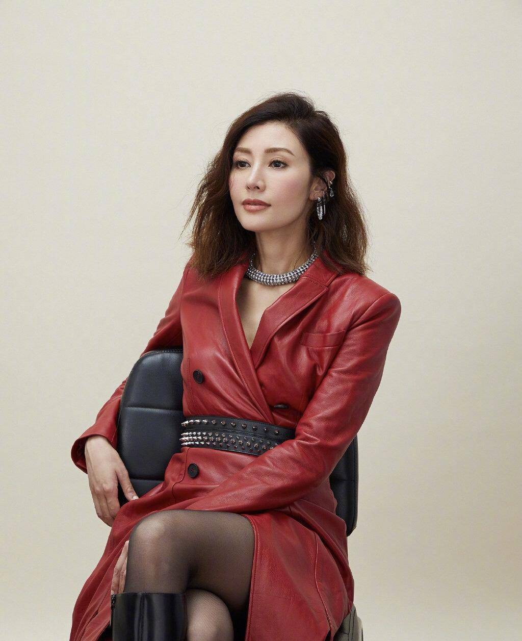 黑色|李嘉欣老了也惊艳，一袭黑色连衣裙端庄优雅，原装五官美得很大气