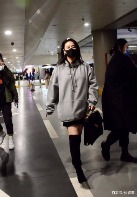 马思纯|马思纯为了“秀腿”真够拼，日常穿搭就穿一件T恤，烘托出大长腿