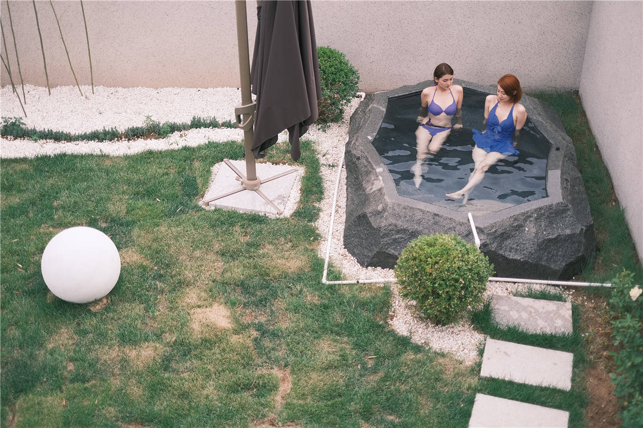 引地下百余米深的冷口温泉注入,在夏末秋初的天气里腾起丝缕轻薄雾气