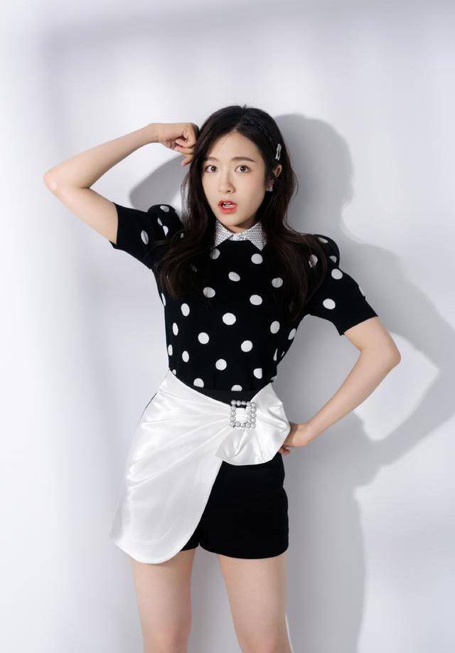 兰迪|李兰迪甜美穿搭来袭，波点上衣配短裤复古又元气，太好看了