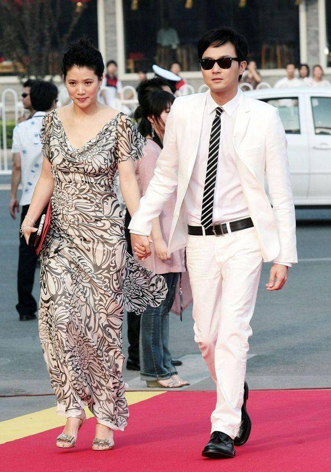 因为|袁咏仪对颜值挺有信心，顶着“炸毛发型”也不在乎，反而挺美的