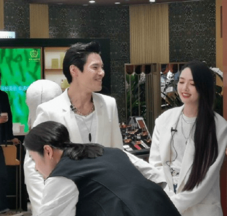 关键|小向太复出后好乖巧！双手交叉不像豪门阔太，却被向佐宠成真名媛！