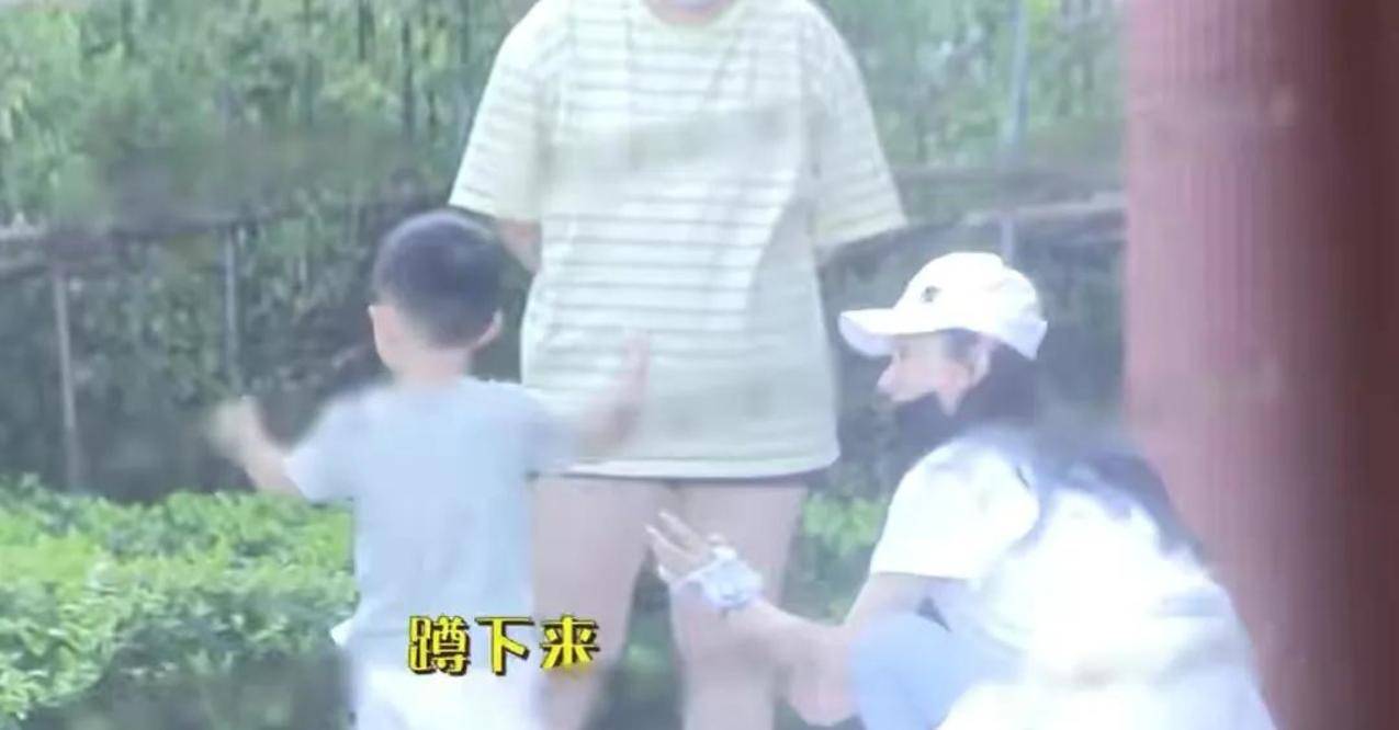 冯绍峰|赵丽颖风波后首露面，与儿子商场玩耍超温馨，想想又白又肉超可爱