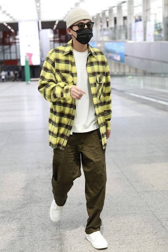 工装裤|欧豪真够潮，格子衬衫+工装裤时髦感十足，配毛线帽有点看不懂？