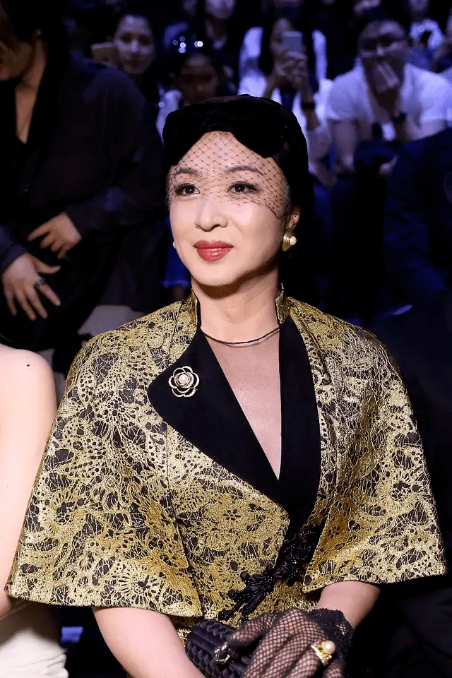 金色|金星越来越有女人味了，一袭金色印花连衣裙端庄优雅，复古摩登
