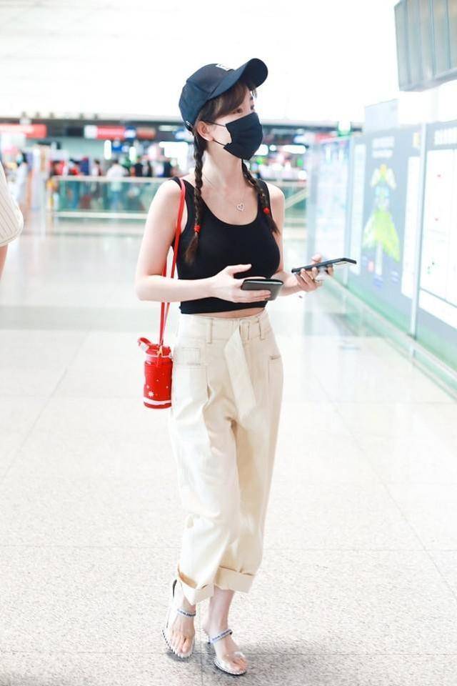 黑色|张檬的牛奶肌太白了，穿一身黑色修身款，身材真的很惹眼