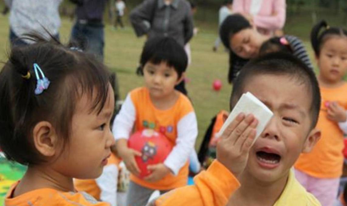 人群|第一天上幼儿园不哭的孩子，大多出自三种家庭，不愧见过“世面”